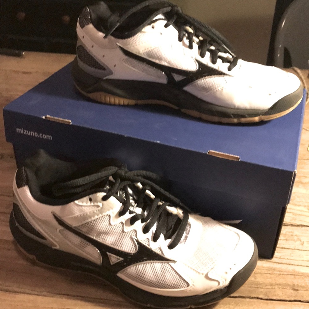 Like new!!! Mizuno indoor volleyball shoes